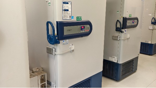 你敢相信嗎這臺冰箱竟然能自己給自己開門!是因為生物冰箱智能鎖的存在嗎？25.6.4